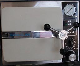 高圧蒸気滅菌器は121度、2気圧の高温高圧で滅菌します