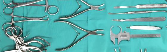 摂子や剪刀、鉗子、鉤、開創器など手術器具は使い捨てではありません