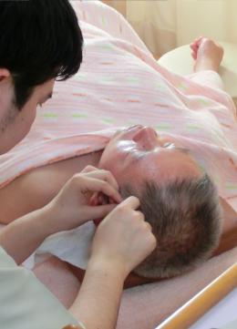 頭の鍼でお腹や手足など離れたところを治療します